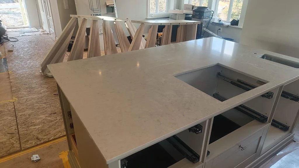 Køkkenbordplade i Silestone Snowy Ibiza, Ellös – billede 3