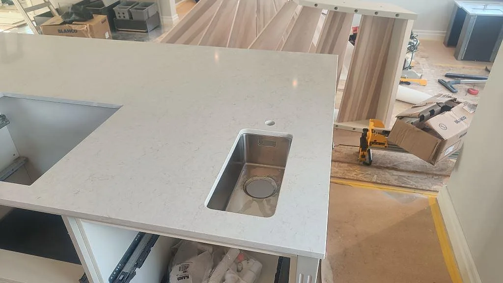 Køkkenbordplade i Silestone Snowy Ibiza, Ellös – billede 5