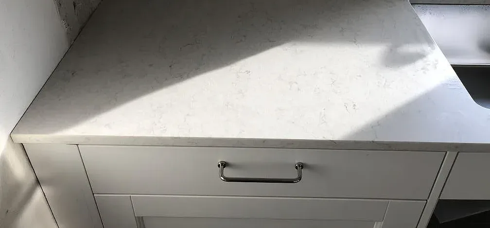 Køkkenbordplade i Silestone Snowy Ibiza, Eslöv