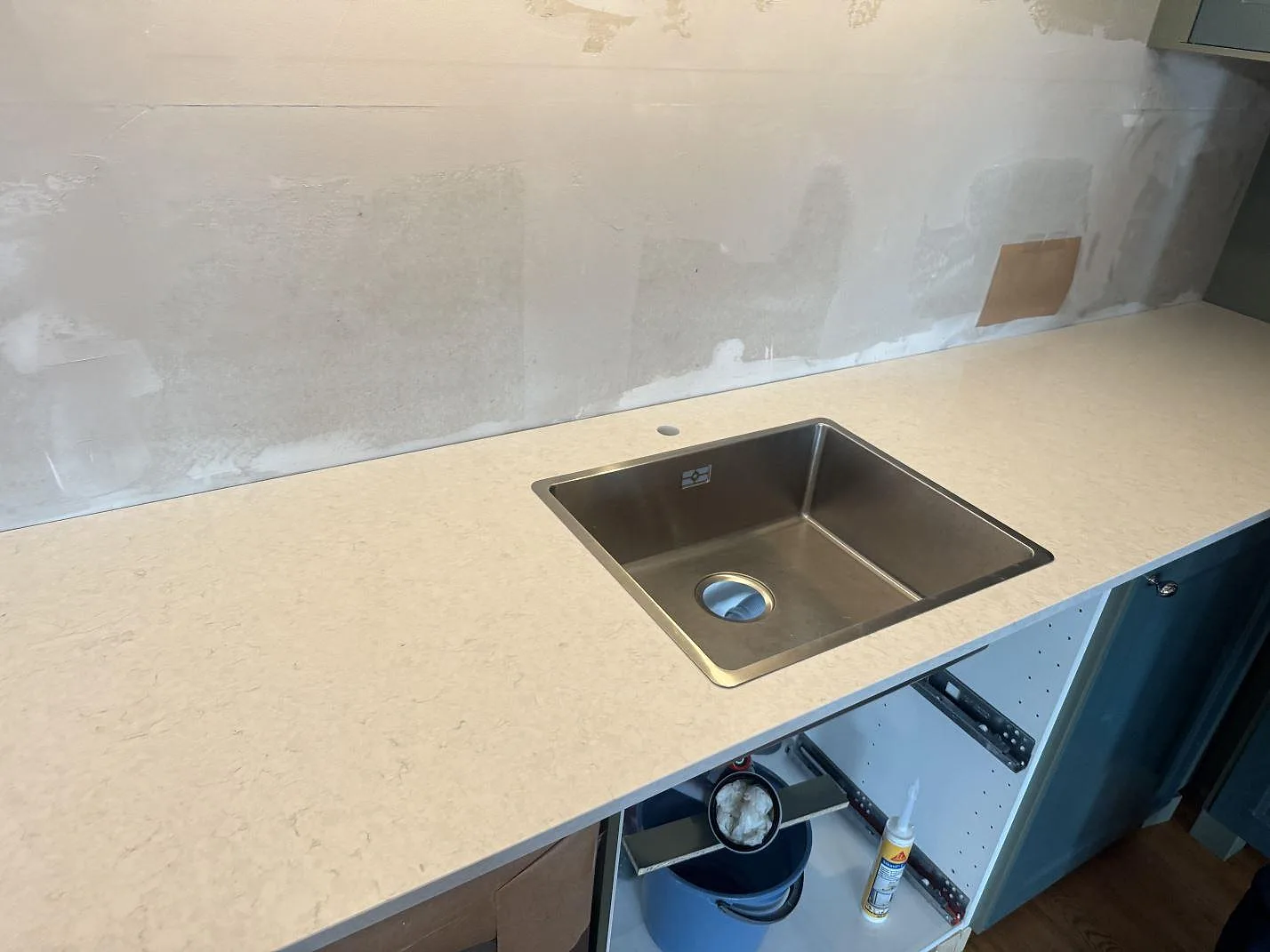Køkkenbordplade i Silestone Snowy Ibiza, Falkenberg – billede 5