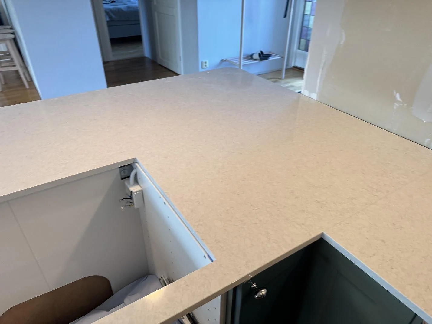 Køkkenbordplade i Silestone Snowy Ibiza, Falkenberg – billede 3