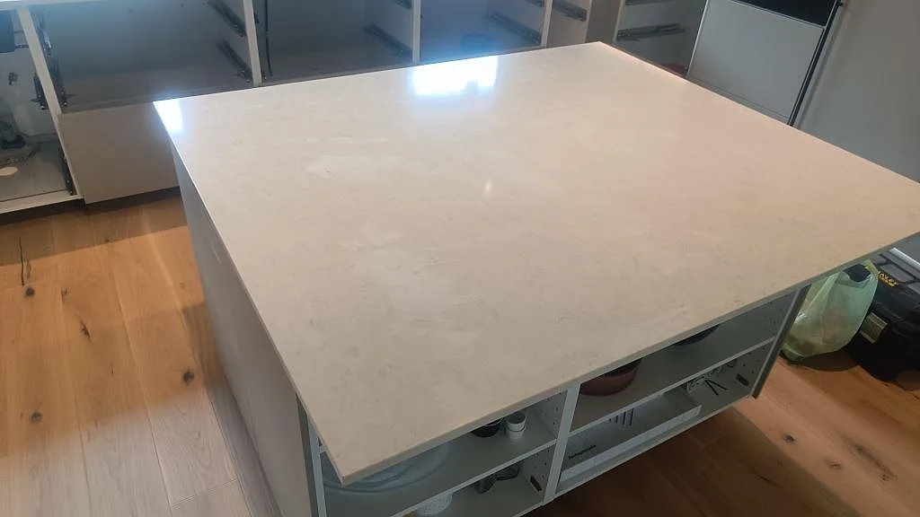 Køkkenbordplade i Silestone Snowy Ibiza, Fjärås – billede 4