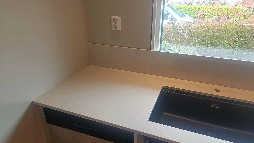 Køkkenbordplade i Silestone Snowy Ibiza, Fjärås – billede 6