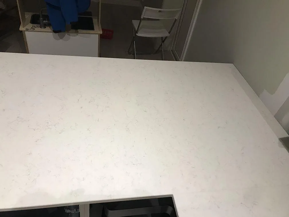 Køkkenbordplade i Silestone Snowy Ibiza, Furuby – billede 2
