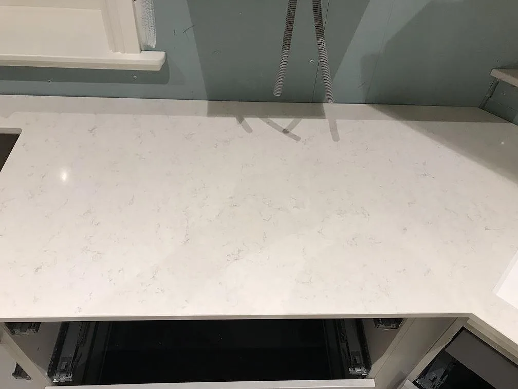 Køkkenbordplade i Silestone Snowy Ibiza, Furuby – billede 3