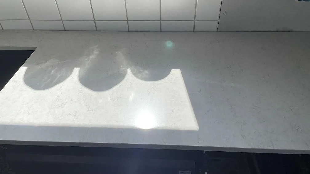 Køkkenbordplade i Silestone Snowy Ibiza, Glumslöv – billede 3