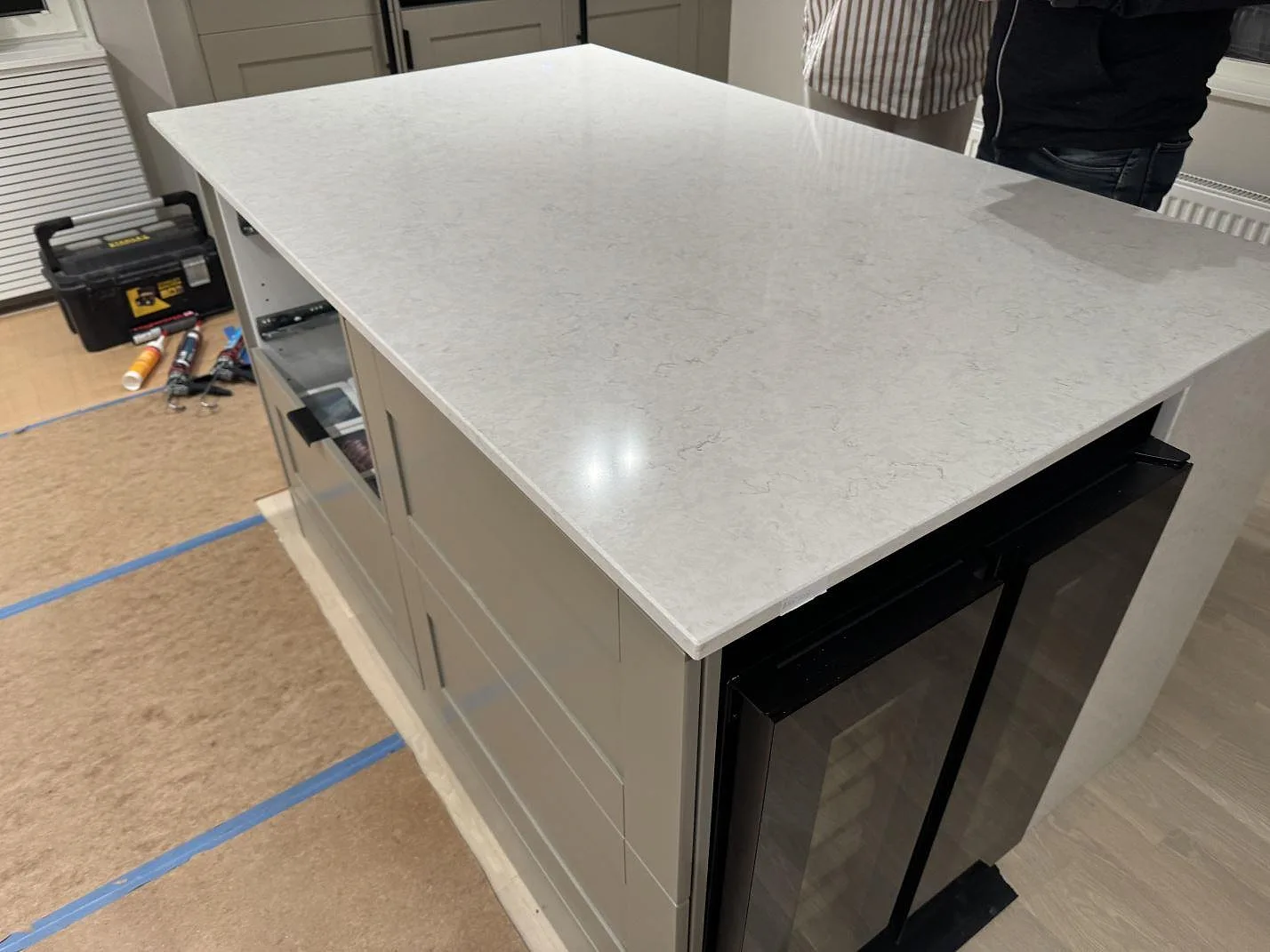 Køkkenø med poleret Bordplade i hvid Silestone Snowy Ibiza, kompositsten, i ett køkken under montering i Göteborg.
