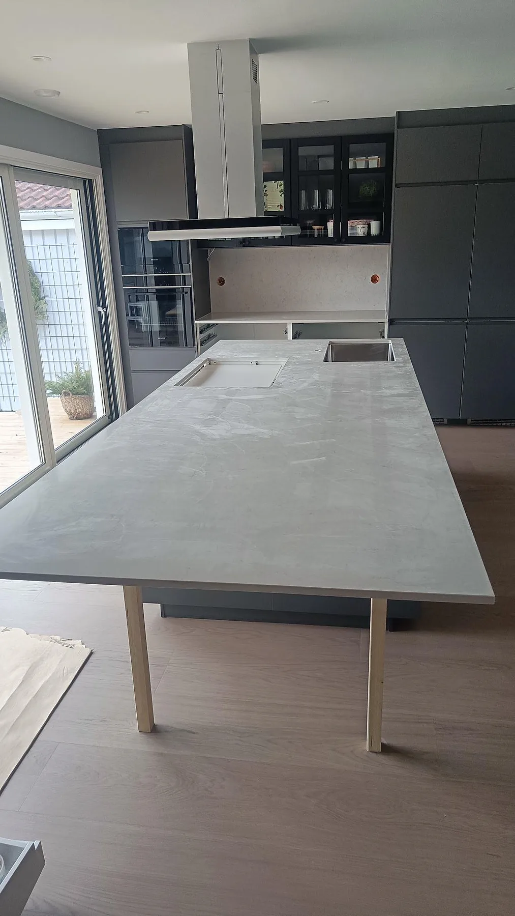 Køkkenbordplade i Silestone Snowy Ibiza, Häljarp