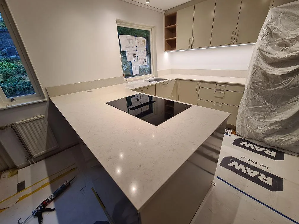 Køkkenbordplade i Silestone Snowy Ibiza, Hässelby
