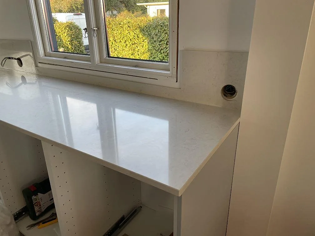 Køkkenbordplade i Silestone Snowy Ibiza, Halmstad – billede 3