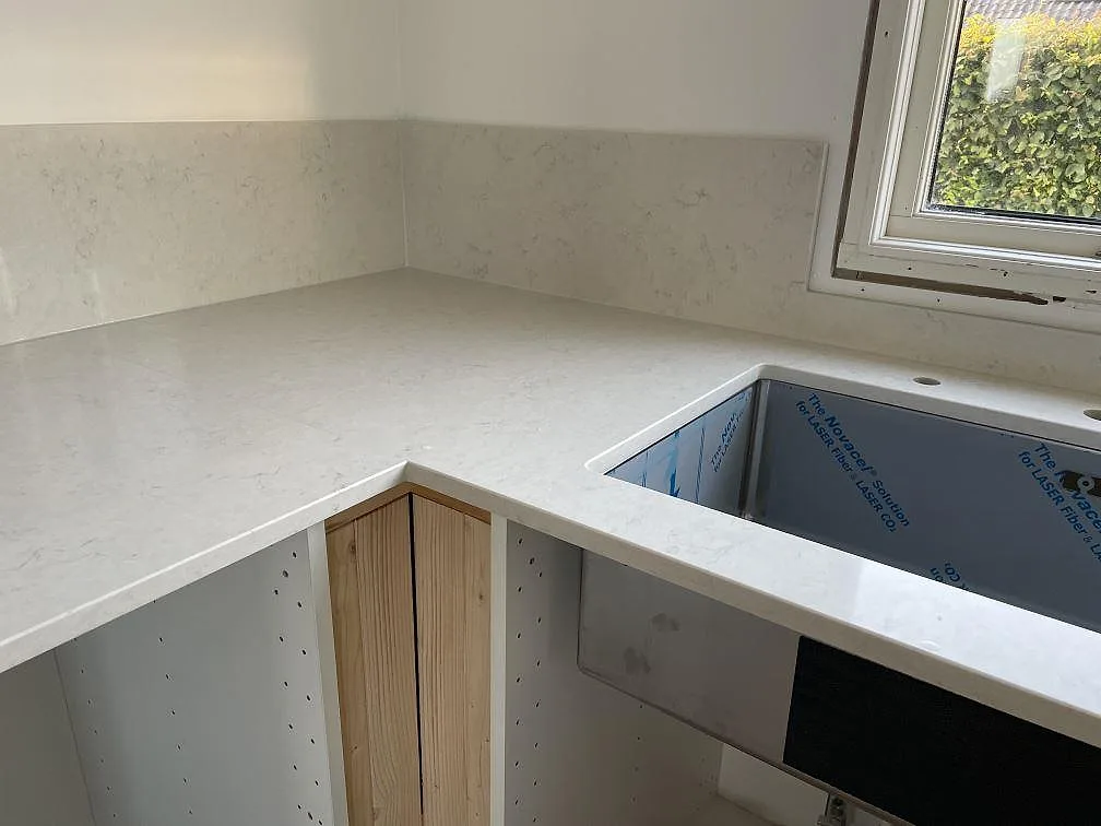 Køkkenbordplade i Silestone Snowy Ibiza, Halmstad – billede 2