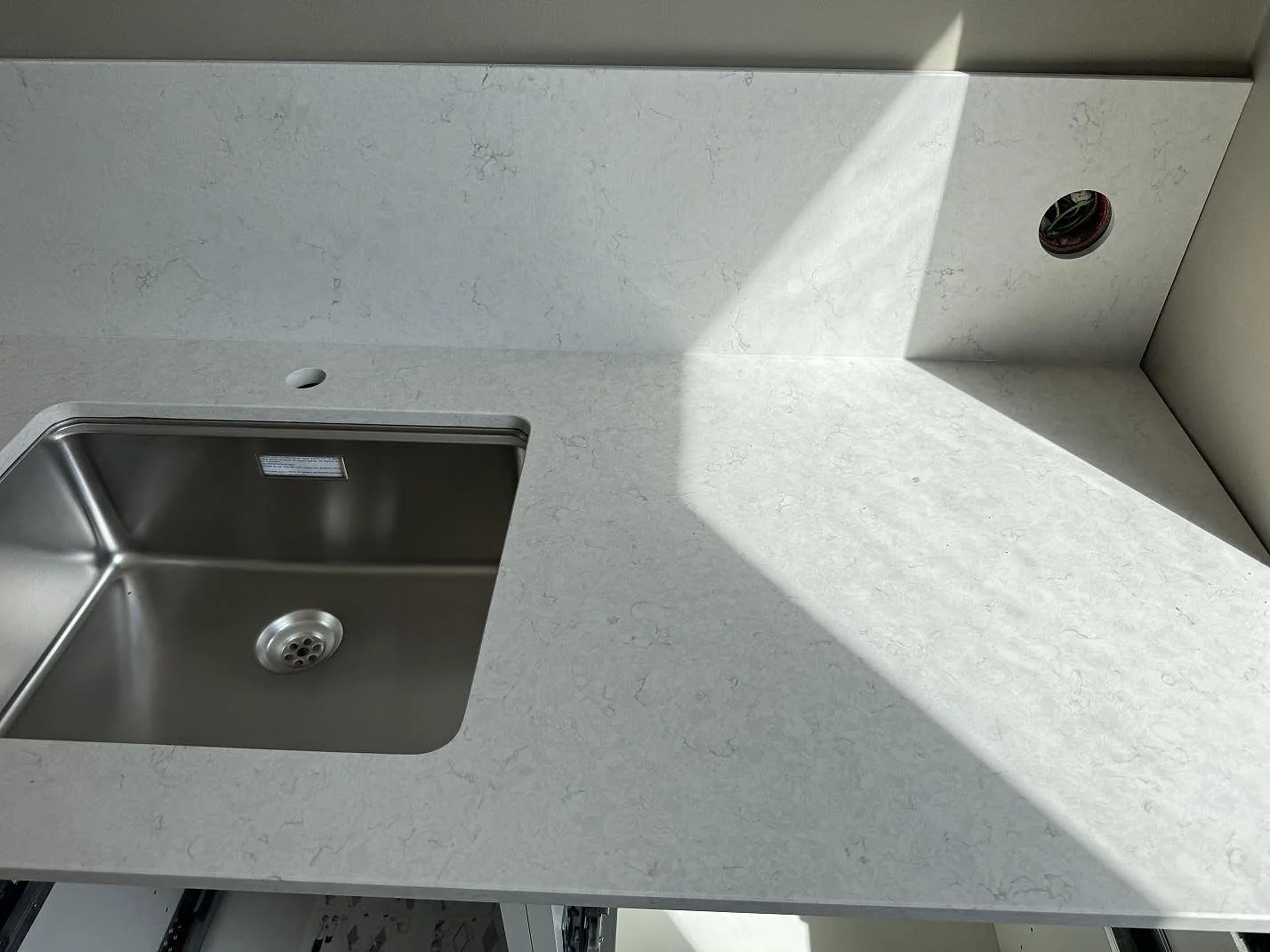 Køkkenbordplade i Silestone Snowy Ibiza, Helsingborg – billede 3