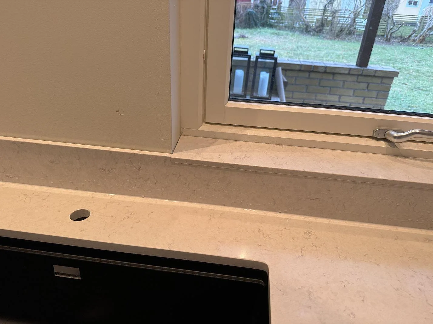 Køkkenbordplade i Silestone Snowy Ibiza, Höllviken – billede 5