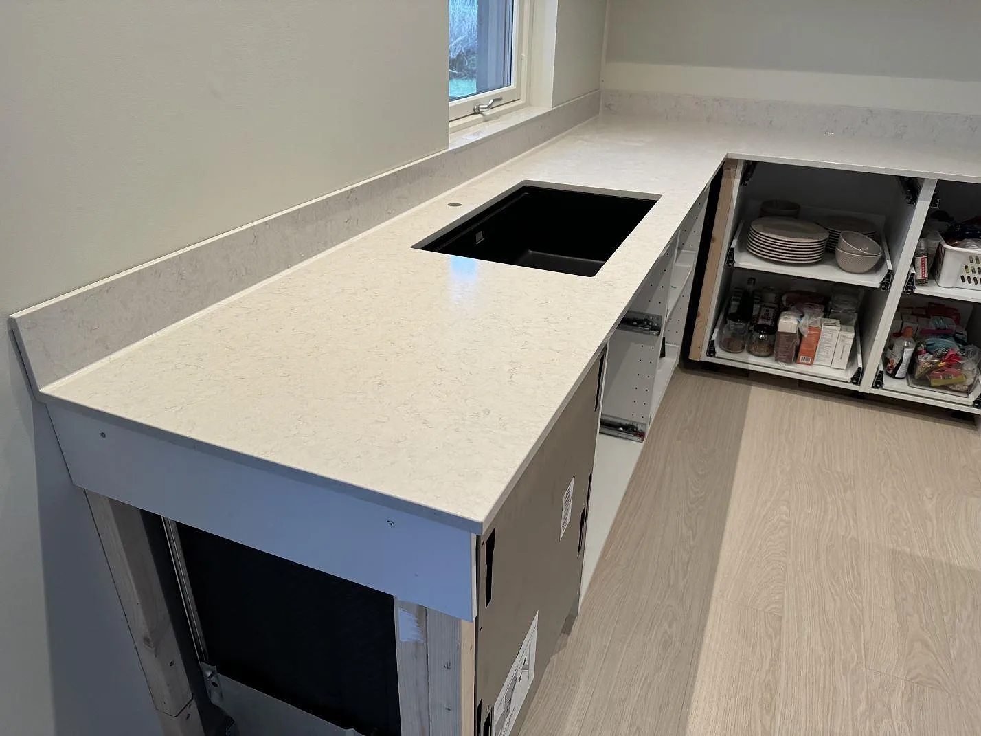 Køkkenbordplade i Silestone Snowy Ibiza, Höllviken