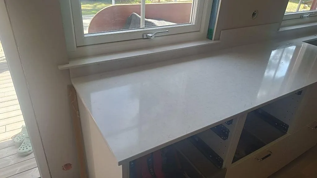 Køkkenbordplade i Silestone Snowy Ibiza, Höllviken – billede 6