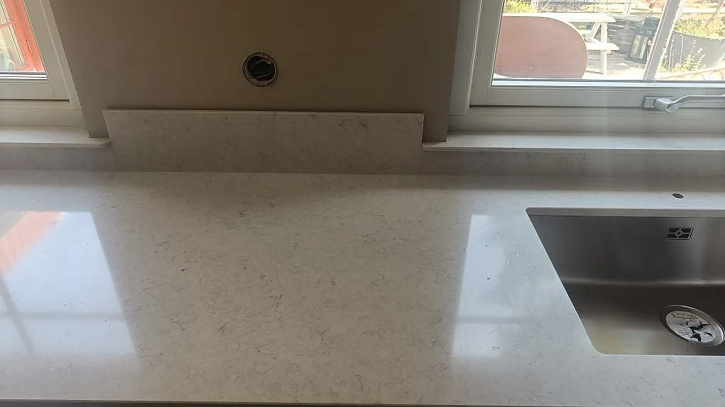 Køkkenbordplade i Silestone Snowy Ibiza, Höllviken – billede 3