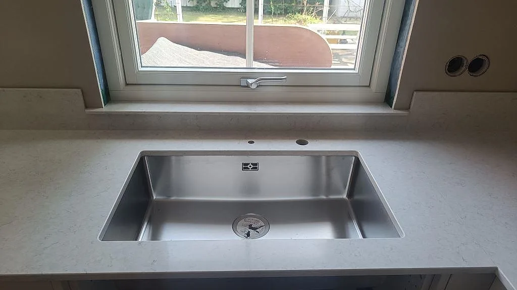 Køkkenbordplade i Silestone Snowy Ibiza, Höllviken – billede 2