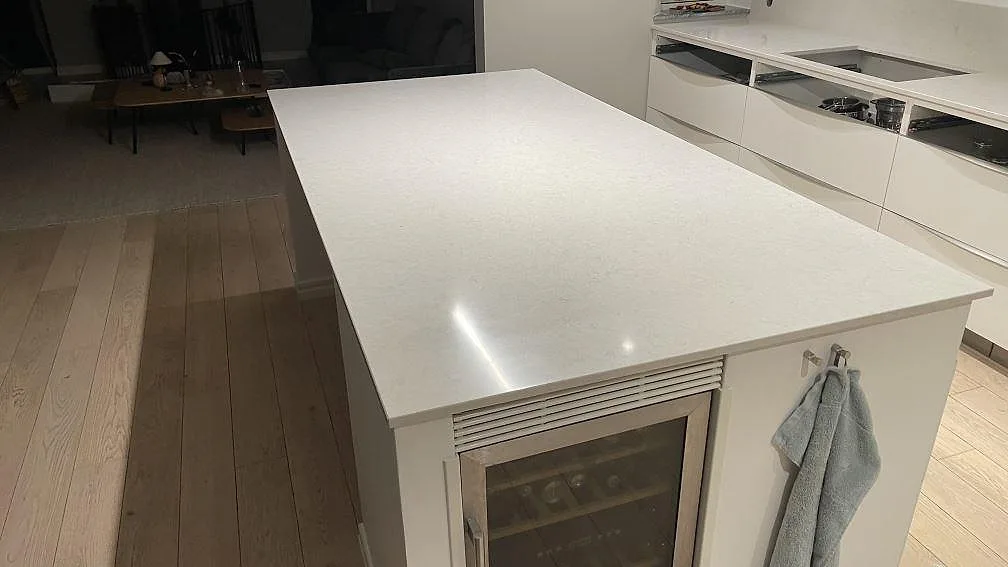 Køkkenbordplade i Silestone Snowy Ibiza, Höllviken – billede 2
