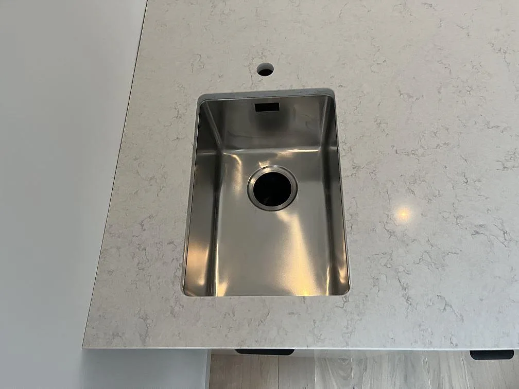 Køkkenbordplade i Silestone Snowy Ibiza, Hönö – billede 2