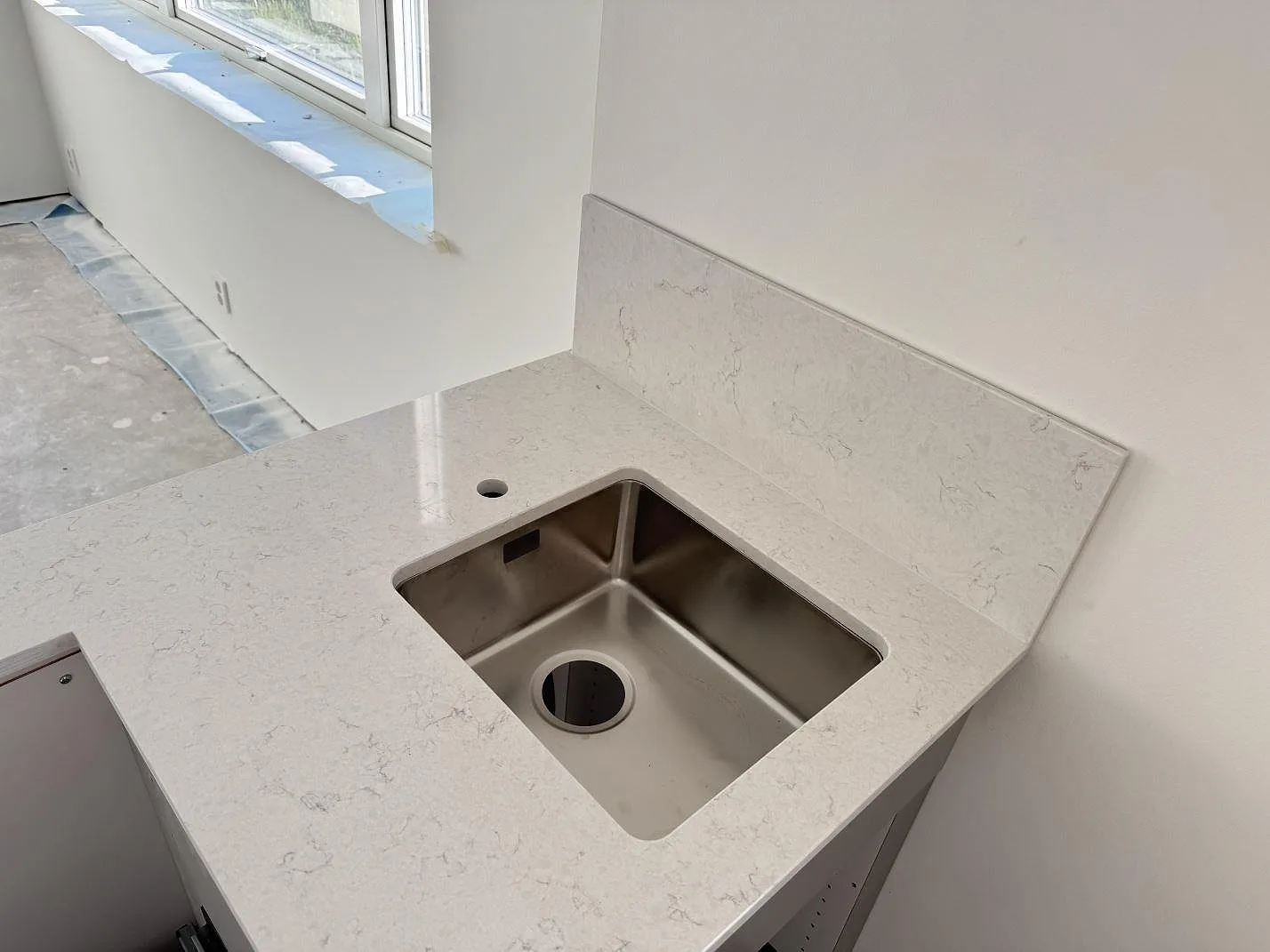 Køkkenbordplade i Silestone Snowy Ibiza, Holm – billede 5