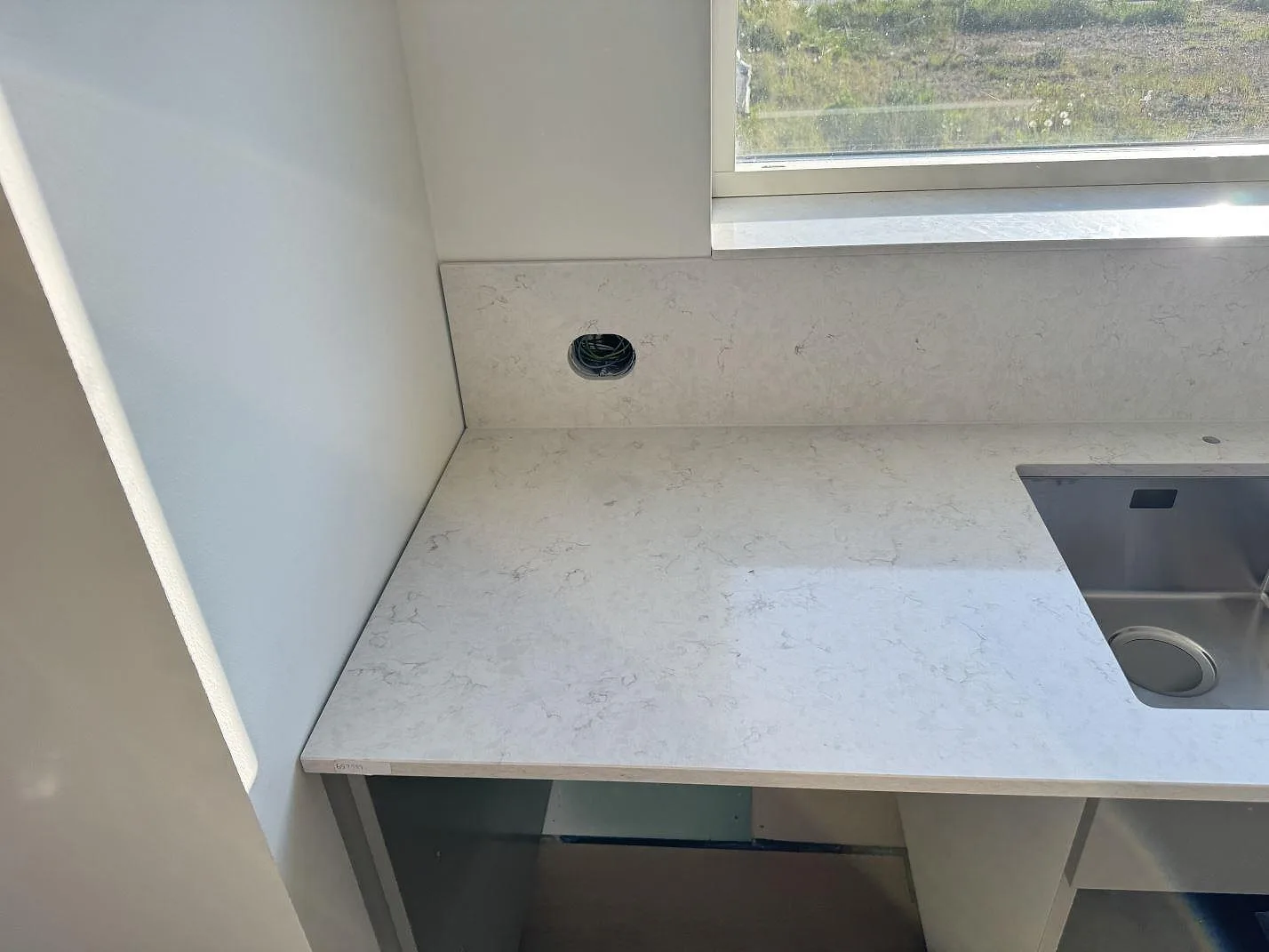 Køkkenbordplade i Silestone Snowy Ibiza, Holm – billede 6