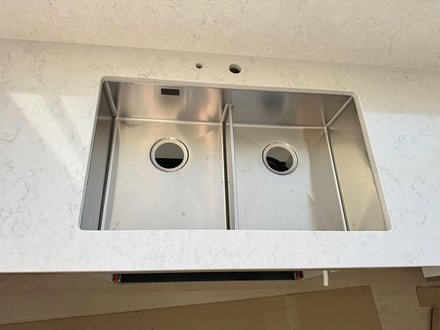 Køkkenbordplade i Silestone Snowy Ibiza, Holm – billede 4