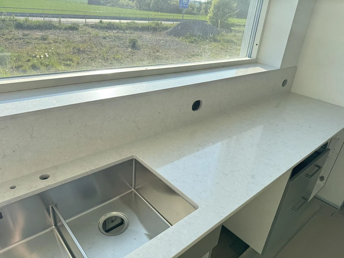 Køkkenbordplade i Silestone Snowy Ibiza, Holm – billede 3