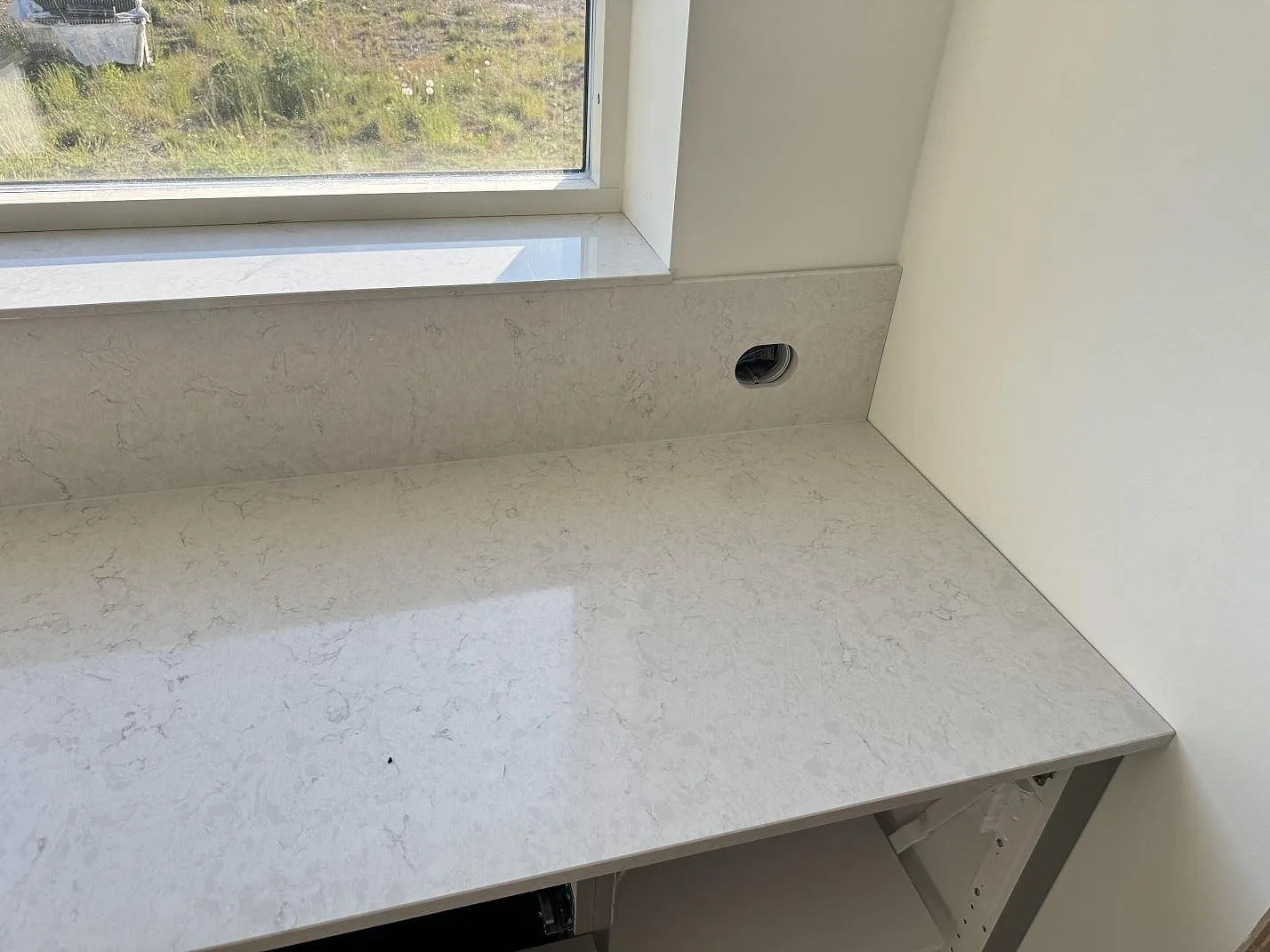 Køkkenbordplade i Silestone Snowy Ibiza, Holm – billede 2