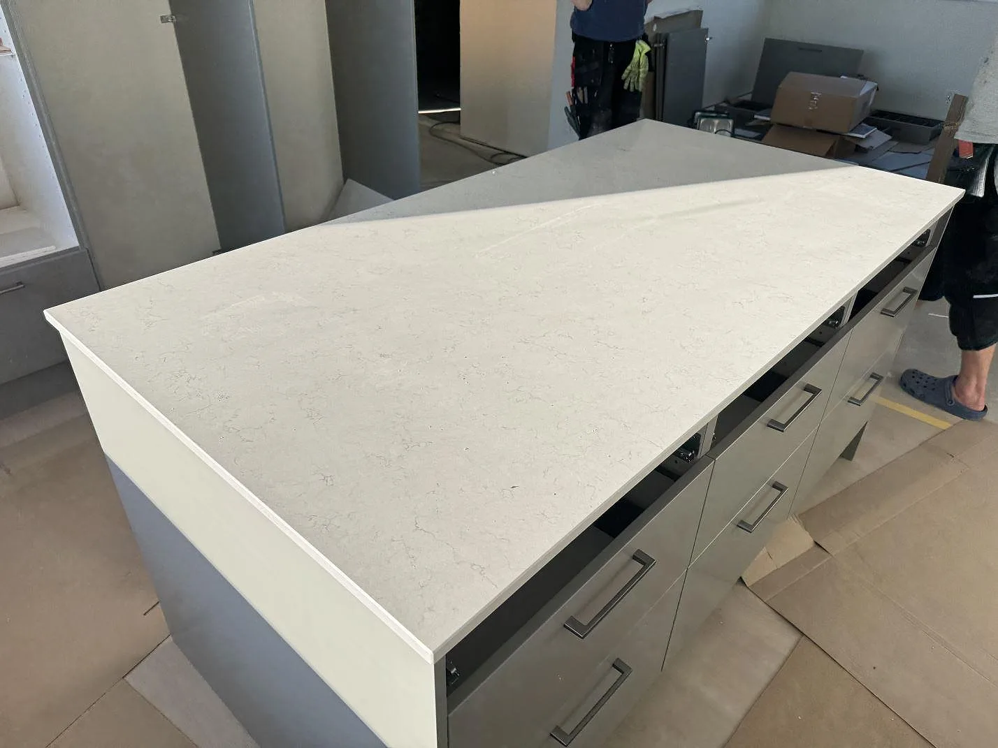 Køkkenbordplade i Silestone Snowy Ibiza, Holm – billede 7