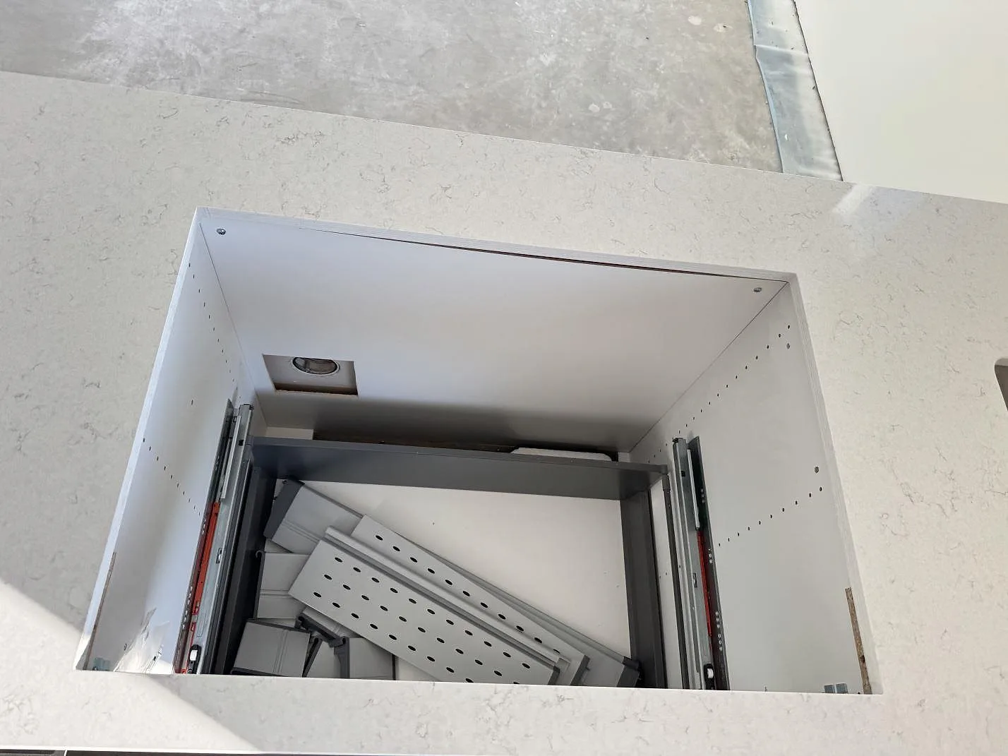 Køkkenbordplade i Silestone Snowy Ibiza, Holm – billede 8