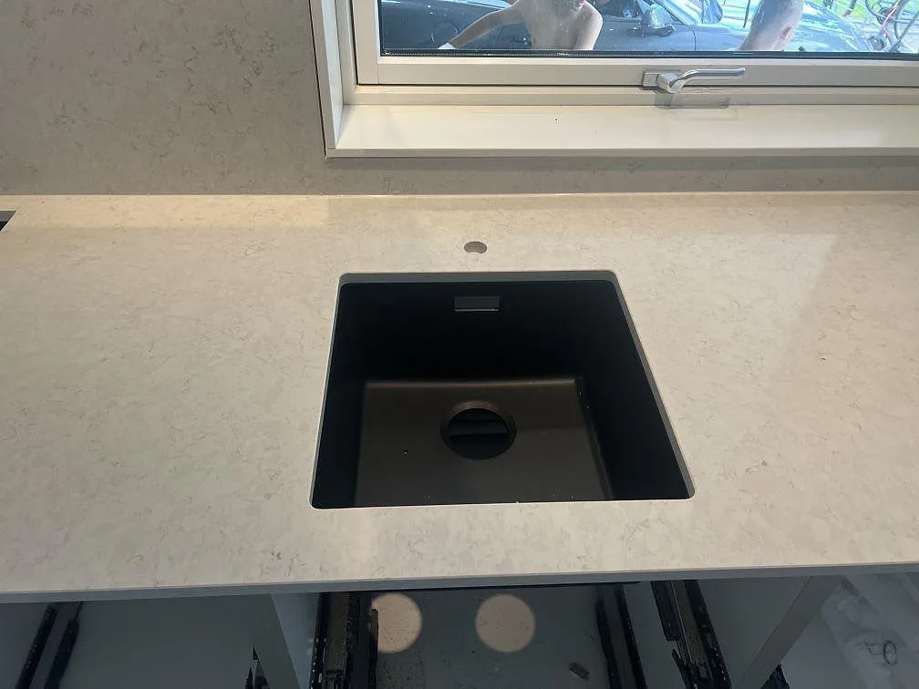 Køkkenbordplade i Silestone Snowy Ibiza, Hovmantorp – billede 2