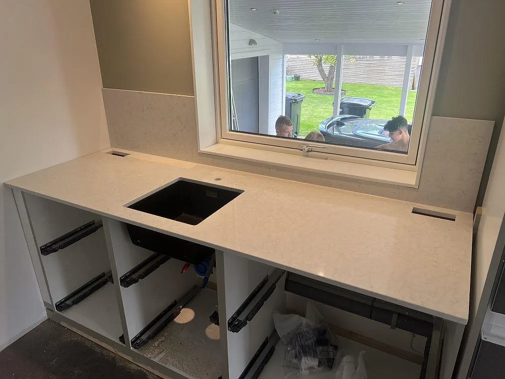 Gennemført projekt: Køkkenbordplade i Silestone Snowy Ibiza, Hovmantorp.