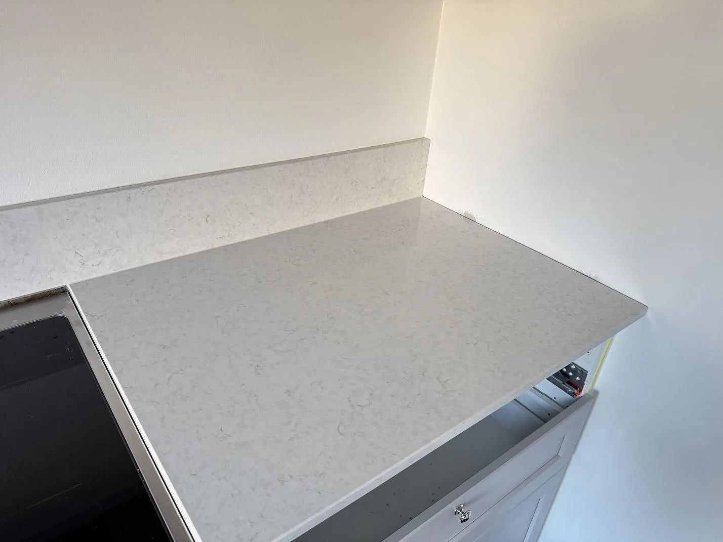 Køkkenbordplade i Silestone Snowy Ibiza, Karlshamn – billede 4