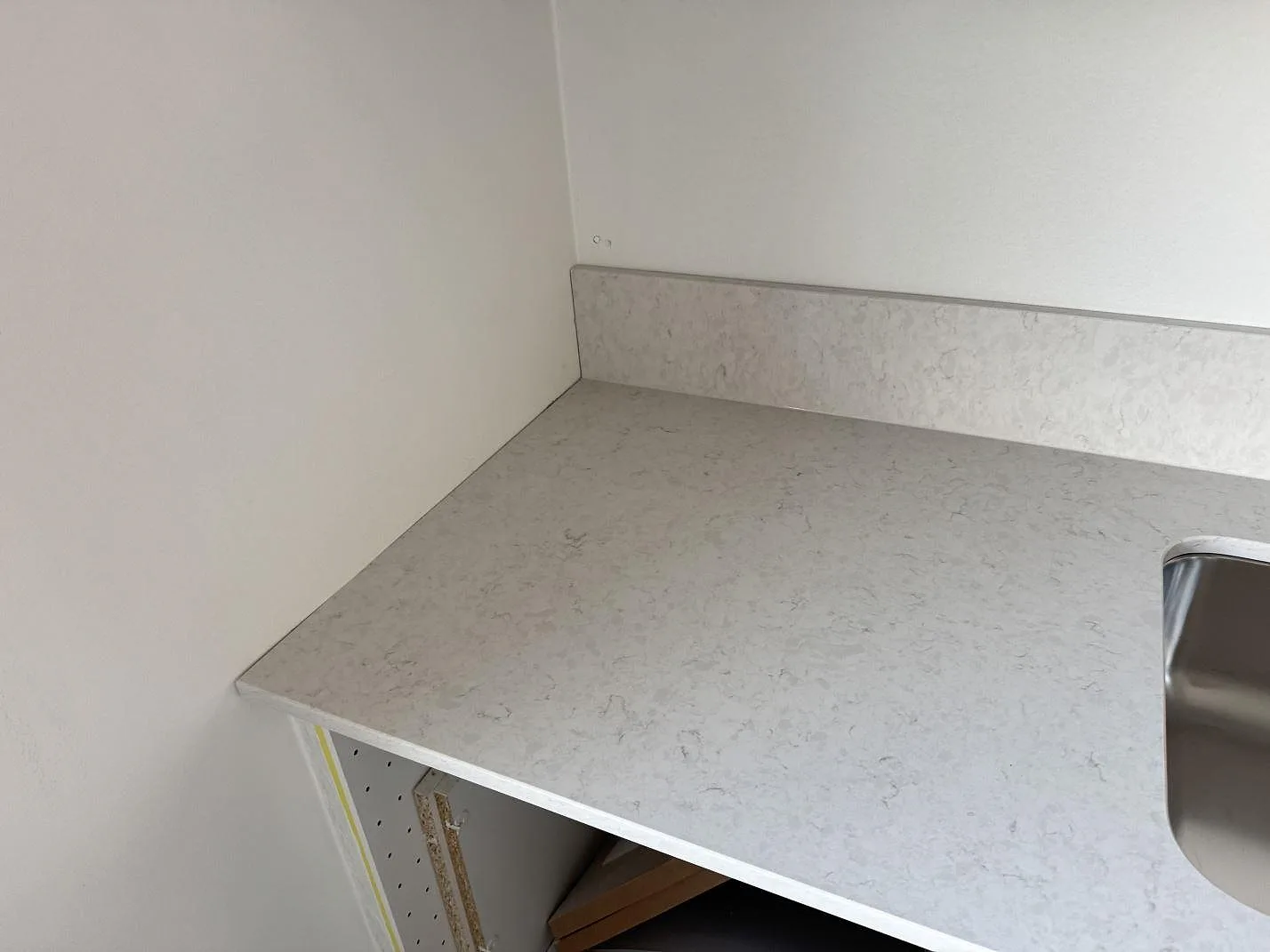Køkkenbordplade i Silestone Snowy Ibiza, Karlshamn – billede 3