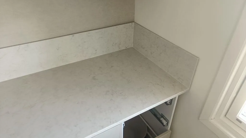 Køkkenbordplade i Silestone Snowy Ibiza, Klippan – billede 6