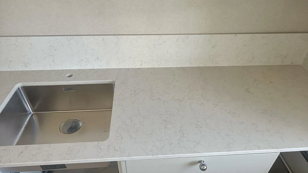 Køkkenbordplade i Silestone Snowy Ibiza, Klippan – billede 3