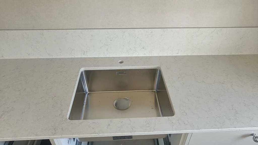 Køkkenbordplade i Silestone Snowy Ibiza, Klippan – billede 2