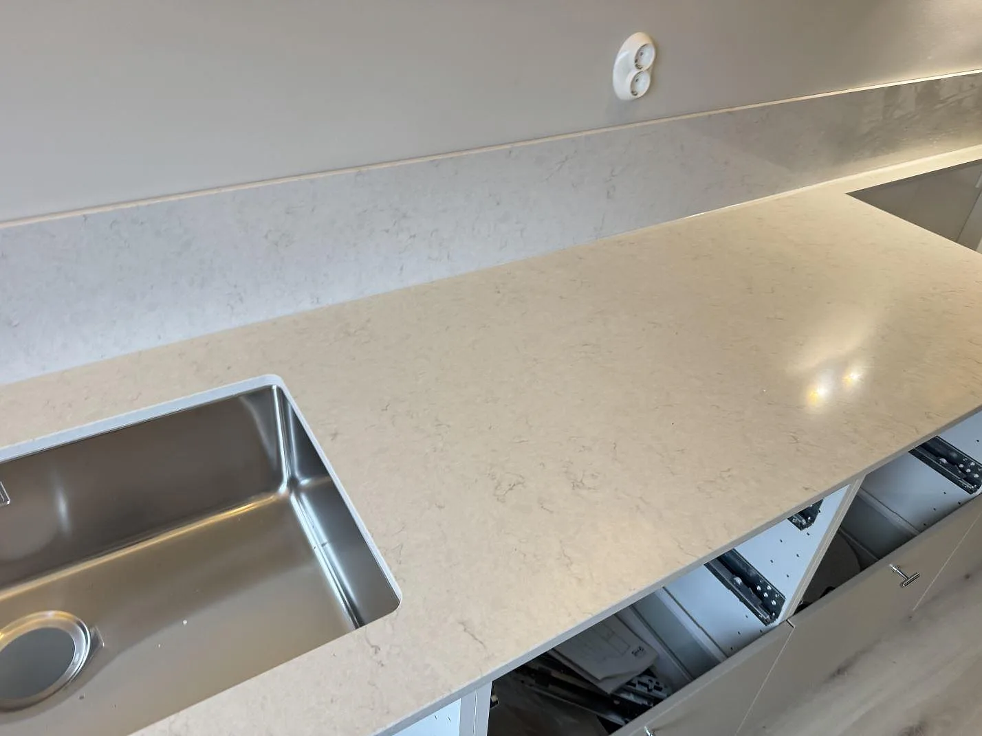 Køkkenbordplade i Silestone Snowy Ibiza, Laholm – billede 3