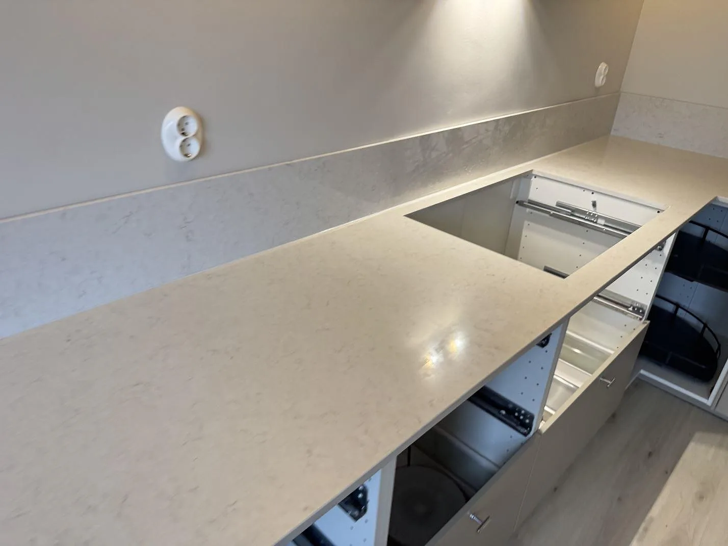 Køkkenbordplade i Silestone Snowy Ibiza, Laholm – billede 4