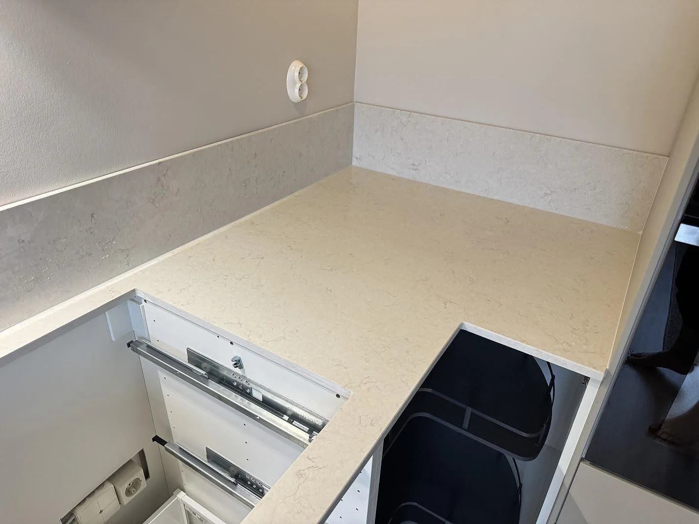 Køkkenbordplade i Silestone Snowy Ibiza, Laholm – billede 5