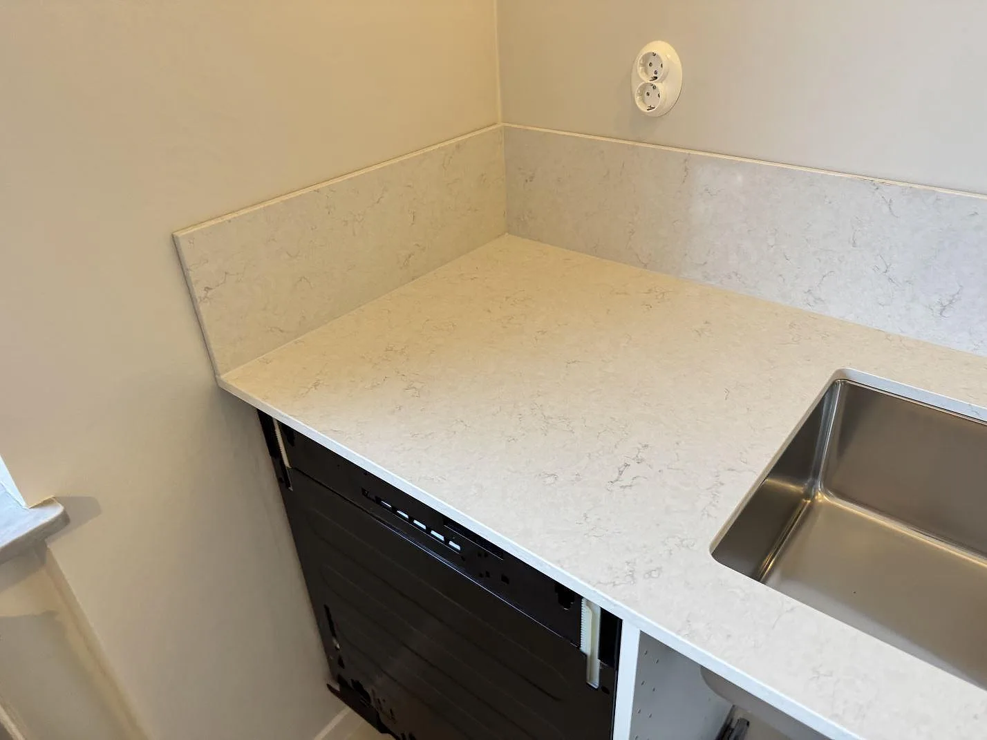 Køkkenbordplade i Silestone Snowy Ibiza, Laholm – billede 2