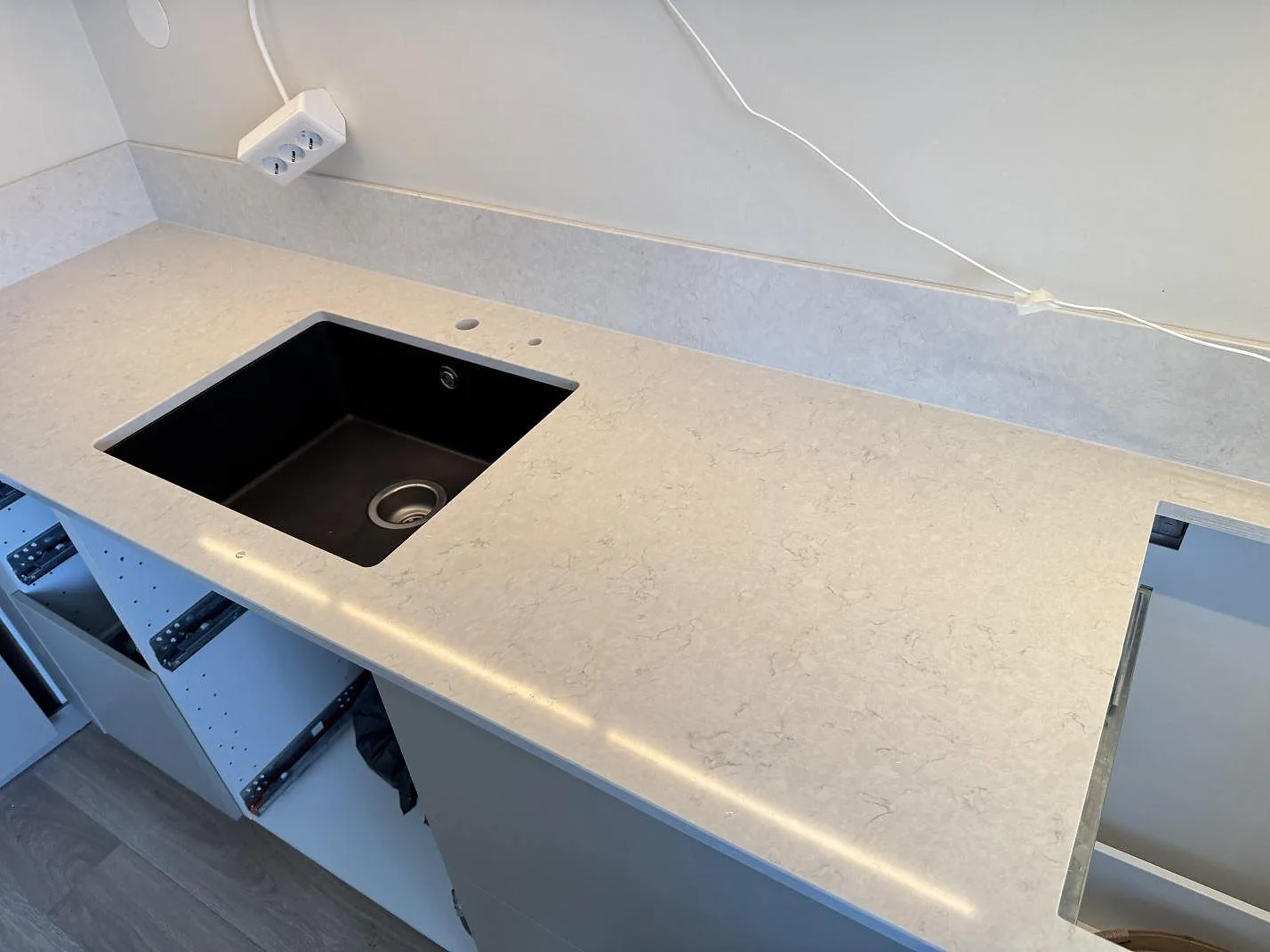 Køkkenbordplade i Silestone Snowy Ibiza, Lidköping – billede 2