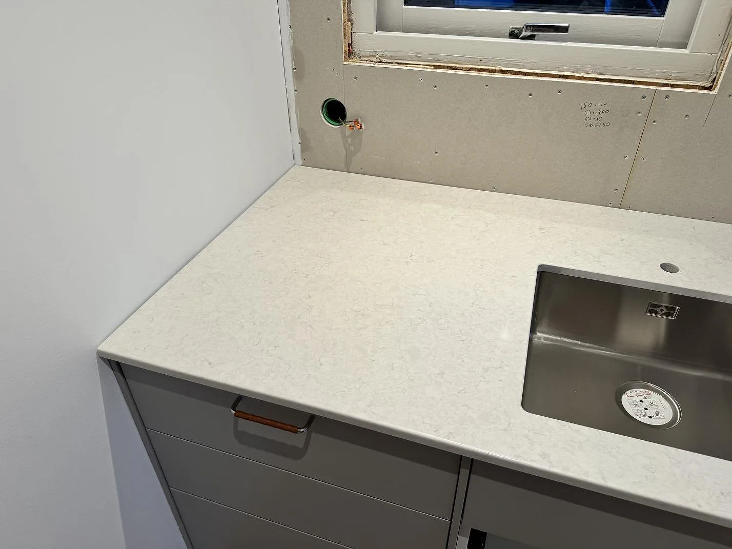 Køkkenbordplade i Silestone Snowy Ibiza, Lindome – billede 3