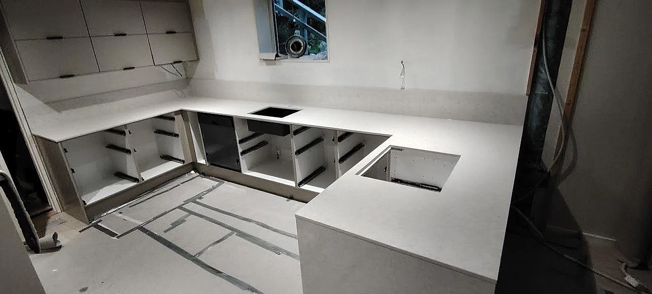 Gennemført projekt: Køkkenbordplade i Silestone Snowy Ibiza, Ludvika.