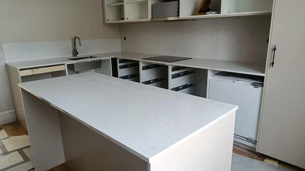 Køkkenbordplade i Silestone Snowy Ibiza, Lund
