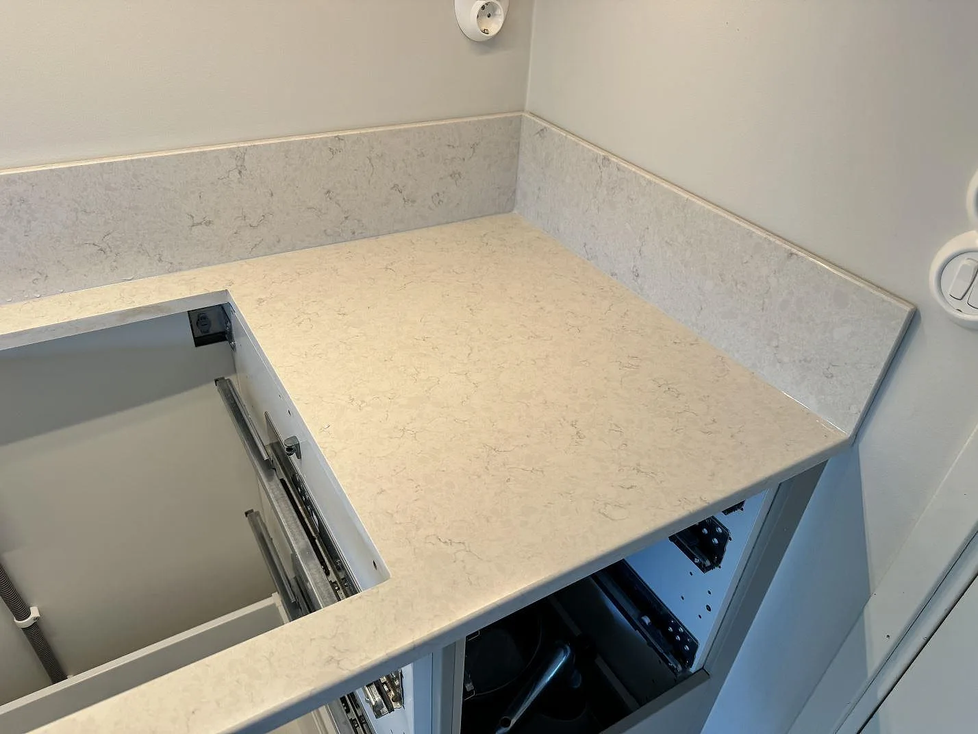 Køkkenbordplade i Silestone Snowy Ibiza, Lyckeby – billede 7