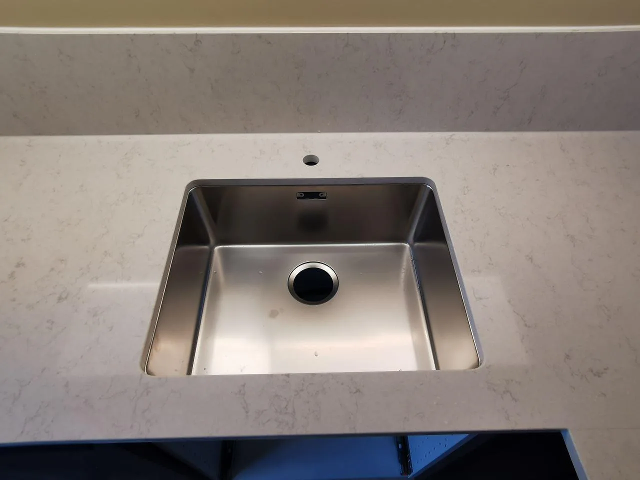 Køkkenbordplade i Silestone Snowy Ibiza, Malmö – billede 2
