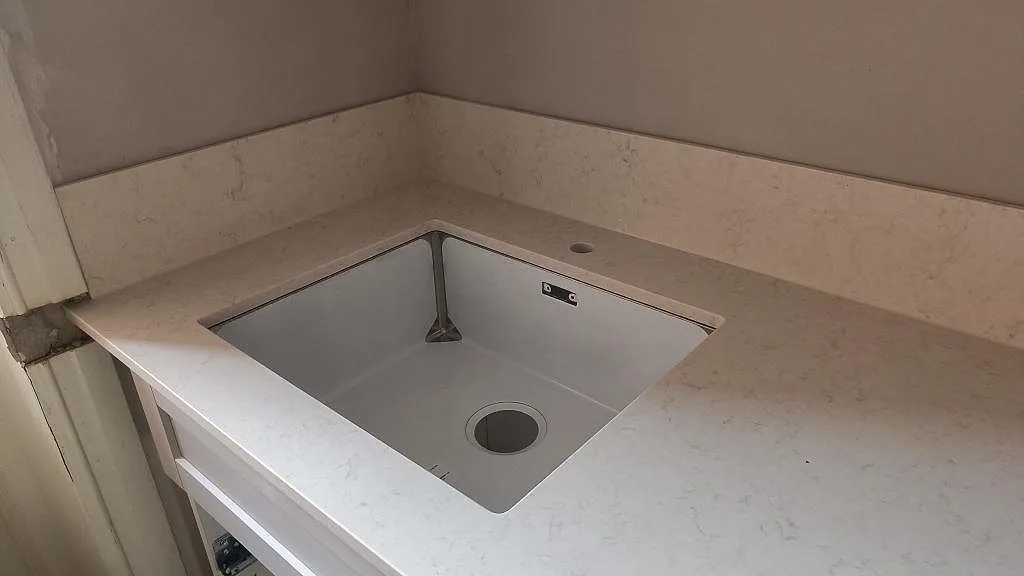 Køkkenbordplade i Silestone Snowy Ibiza, Malmö – billede 2