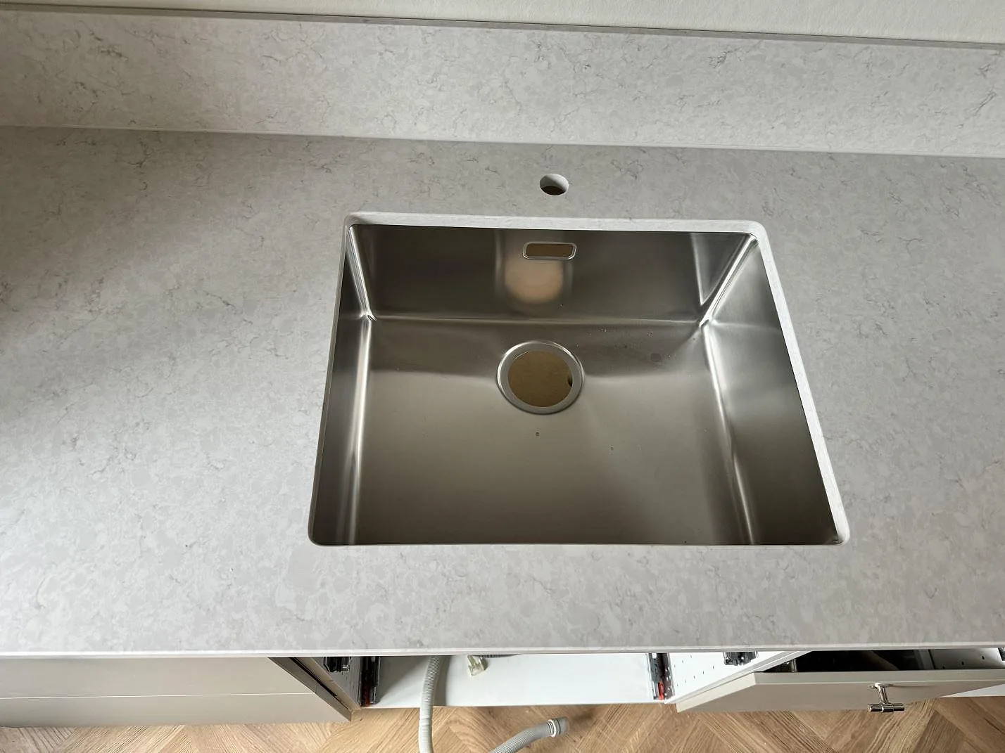 Køkkenbordplade i Silestone Snowy Ibiza, Malmö – billede 2