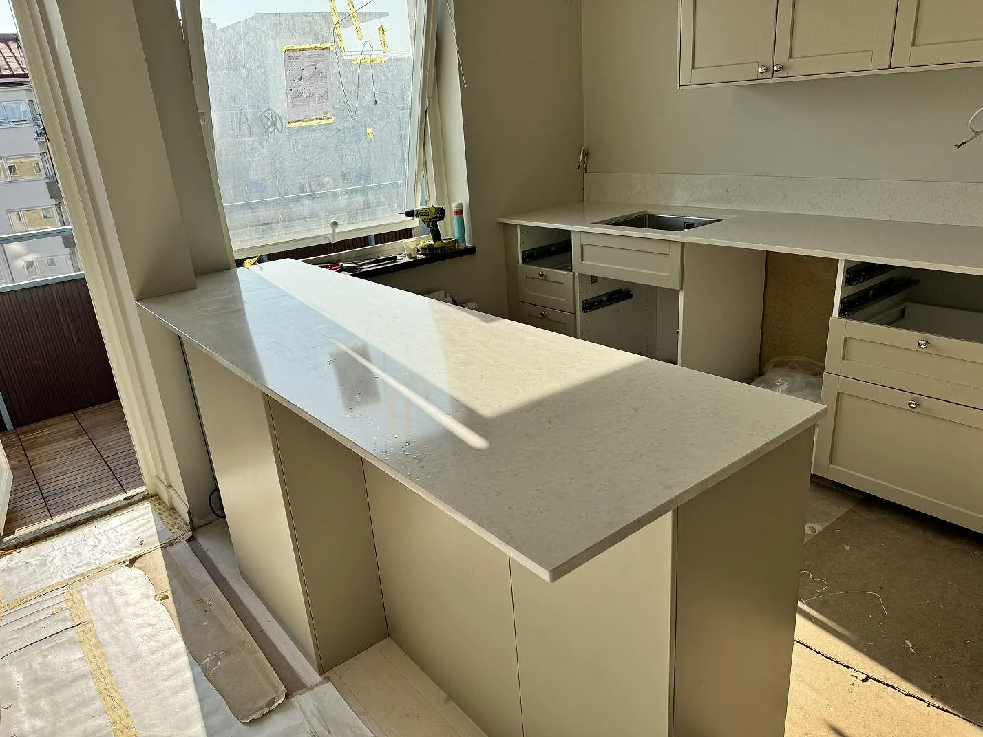 Gennemført projekt: Køkkenbordplade i Silestone Snowy Ibiza, Malmö.